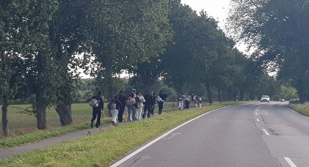 In Begleitung seines Exportgesellen  Lennert, der ihn in die Gebräuche der Tippelei einweihen wird und 13 anderen Wandergesellen, vor allem aus dem Schacht der Fremden Freiheitsbrüder, machte sich Meister auf den Weg.