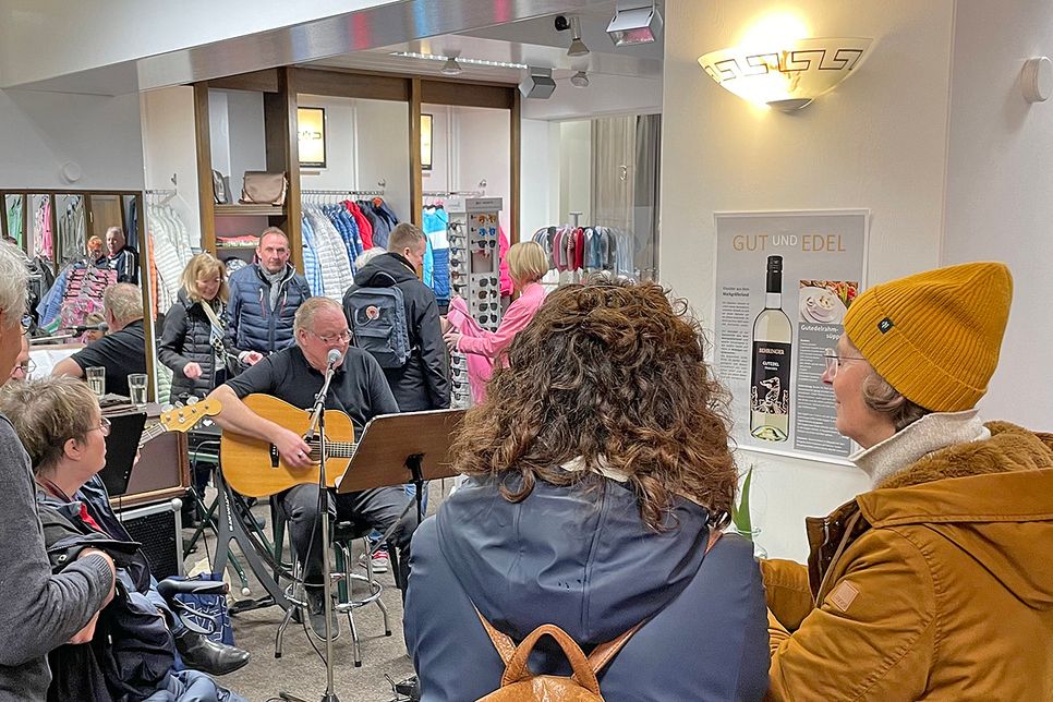 Gute Unterhaltung: Im Modehaus Lindau, Knüll 5, spielt das Duo Joyce.
