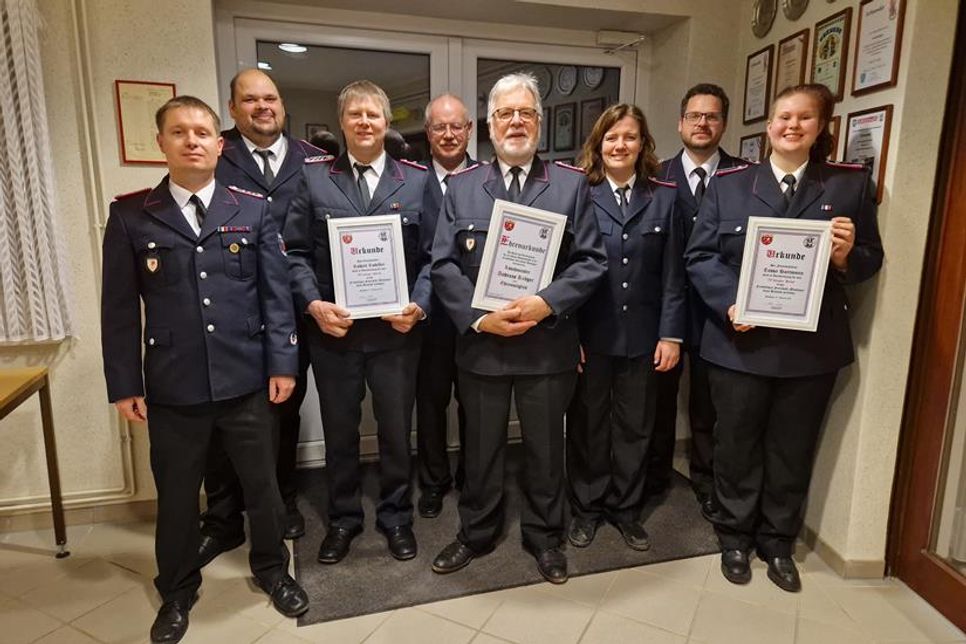 Jan-Philipp Seehase, Alexander Clasen, Robert Robiller, Wehrführer Klaus Seehase, Andreas Kröger, Kim Swaantje Sacht, Henning Kröger und Tessa Hartmann.