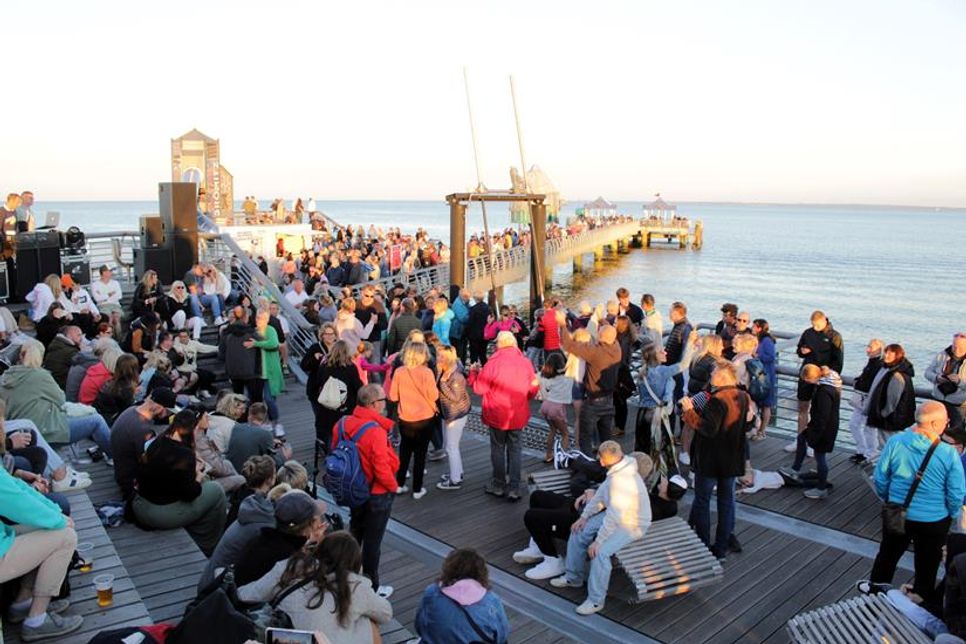 Die Seebrücke bietet genug am Platz zum Tanzen oder um einfach den Sonnenuntergang zu betrachten.