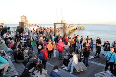 Die Seebrücke bietet genug am Platz zum Tanzen oder um einfach den Sonnenuntergang zu betrachten.