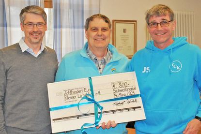 Kay Stade vom „Kleinen Lichtblick“ freut sich über eine 800 Euro Spende, aus den Händen der beiden Vorsitzenden der Schwentinentaler Tennisvereine, Patrick Bührsch(l., Raisdorf) und Jan Schüler (r., Klausdorf).