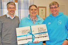 Kay Stade vom „Kleinen Lichtblick“ freut sich über eine 800 Euro Spende, aus den Händen der beiden Vorsitzenden der Schwentinentaler Tennisvereine, Patrick Bührsch(l., Raisdorf) und Jan Schüler (r., Klausdorf).
