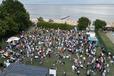 Sommerfeeling pur: Bei „Immer wieder dienstags“ wird die Schwimmbadwiese zur Open-Air-Bühne.