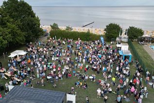 Sommerfeeling pur: Bei „Immer wieder dienstags“ wird die Schwimmbadwiese zur Open-Air-Bühne.