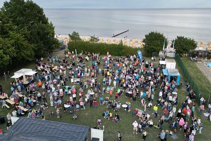 Sommerfeeling pur: Bei „Immer wieder dienstags“ wird die Schwimmbadwiese zur Open-Air-Bühne.