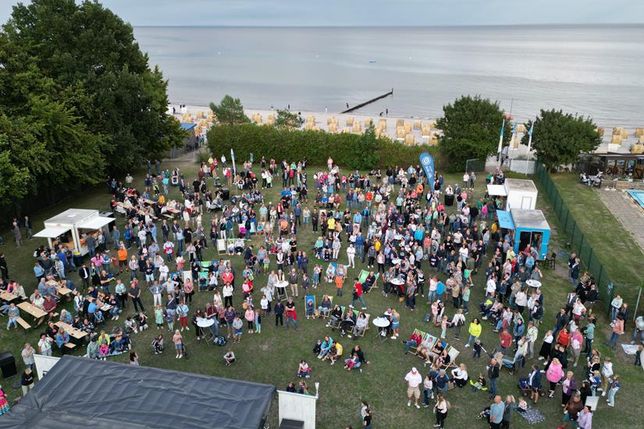 Sommerfeeling pur: Bei „Immer wieder dienstags“ wird die Schwimmbadwiese zur Open-Air-Bühne.