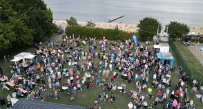 Sommerfeeling pur: Bei „Immer wieder dienstags“ wird die Schwimmbadwiese zur Open-Air-Bühne.