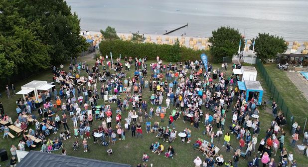 Sommerfeeling pur: Bei „Immer wieder dienstags“ wird die Schwimmbadwiese zur Open-Air-Bühne.