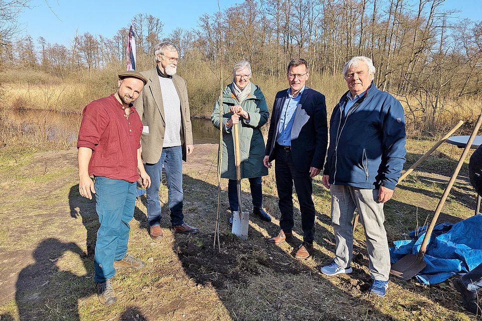 Projektleiter Miklas Staiger, SHHB-Vizepräsident Prof. Dr. Holger Gerth, Landesnaturschutzbeauftragte Dr. Juliane Rumpf, Schwentinentals Bürgermeister Thomas Haß, Vorsitzender des SHHB-Schwentinental Egon Ackermann.