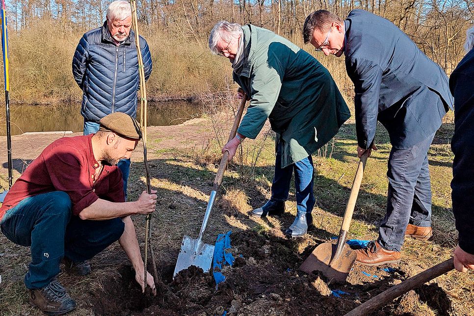 Bei der Pflanzung des Klausdorfer Hägers legten auch die Landesnaturschutzbeauftragte Dr. Juliane Rumpf und Schwentinentals Bürgermeister Thomas Haß Hand an