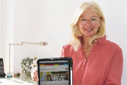 Jutta Holweg, Leiterin der VHS Ratekau, präsentiert das neue Herbstprogramm, für das man sich ab sofort anmelden kann.