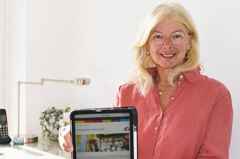 Jutta Holweg, Leiterin der VHS Ratekau, präsentiert das neue Herbstprogramm, für das man sich ab sofort anmelden kann.