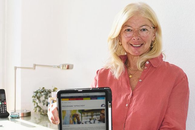 Jutta Holweg, Leiterin der VHS Ratekau, präsentiert das neue Herbstprogramm, für das man sich ab sofort anmelden kann.