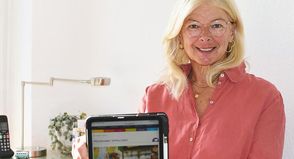 Jutta Holweg, Leiterin der VHS Ratekau, präsentiert das neue Herbstprogramm, für das man sich ab sofort anmelden kann.