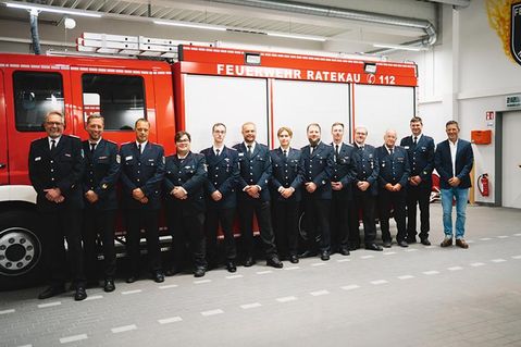 Der stellvertretende Kreiswehrführer Lars Wellmann (von links), Gemeindewehrführer Christian Ziemann und der stellvertretende Ortswehrführer Torsten Kempf mit den Beförderten und Geehrten: Jan Nüß, Dennis Demirtas, Alexander Kühn, Lasse Helbich, Nils Böhm, Ole Alexander Hilgert, Sven Becker und Klaus Ketzner. Darüber freuen sich auch Wehrführer Marc Papendorf und Bürgermeister Thomas Keller.