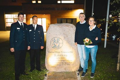 Der wiedergewählte Ortswehrführer Marc Papendorf und sein Stellvertreter Torsten Kempf bedanken sich bei Jens und Birgit Sach für den gespendeten Erinnerungsstein, der am Abend vor dem Feuerwehrhaus feierlich enthüllt wurde.