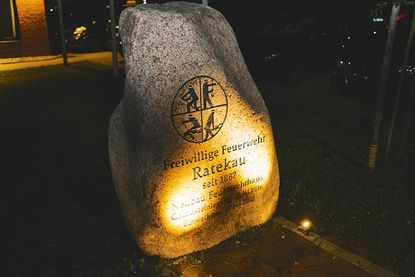 Der gespendete Erinnerungsstein erinnert mit der Inschrift an die Einweihung des neuen Feuerwehrgerätehauses.
