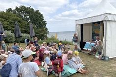 Bei der Lesung „Fiete Hering“ von Mano Salokat tauchten viele Kinder gespannt in die abenteuerliche Reise des kleinen Fisches ein.