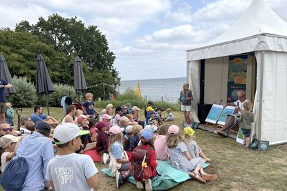 Bei der Lesung „Fiete Hering“ von Mano Salokat tauchten viele Kinder gespannt in die abenteuerliche Reise des kleinen Fisches ein.