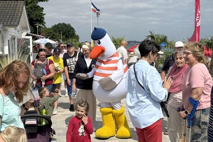 Maskottchen Mads Möwe begeisterte mit seiner Promenadentour vor allem die jüngsten Gäste.