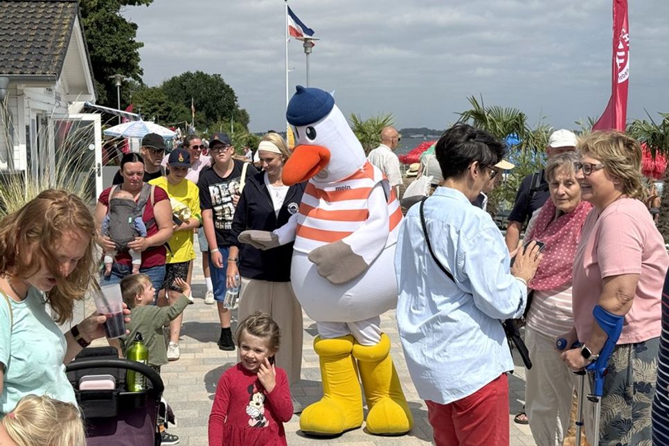 Maskottchen Mads Möwe begeisterte mit seiner Promenadentour vor allem die jüngsten Gäste.