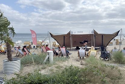Bei Livemusik von Joe Green am Strand genossen die Gäste die entspannte Atmosphäre.