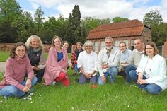 Die Wiese vor der Orangerie ist ein guter Platz für das Festival für Gesundheit und Lebensfreude, für das Veranstalter Christian Leichtfuß (5.v.re.) viele Anbieter*innen mit verschiedenen Angeboten gewinnen konnte.
