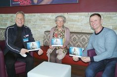 Elisabeth Kremer vom Seniorenkino hat mit vom „Movie Star“-Betreiber Lars-Roman Paech (r.) ein abwechlungreiches Programm für das laufende Jahr zusammengestellt. Zum Auftak am Dienstag informiert Holger Dabelstein („Weißer Ring“) mit Sicherheitsberater Axel Gieseler (nicht auf dem Foto) über „Schockanrufe“.