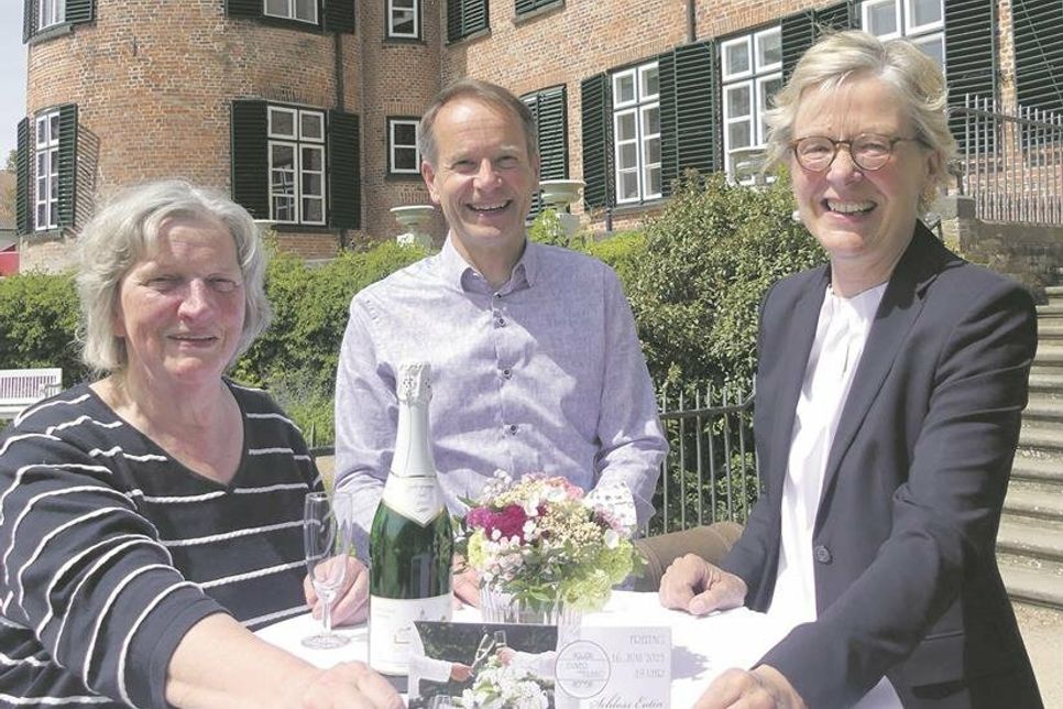 Kalter Sekt oder Orangensaft, vegane Häppchen oder Frikadellen, Nudelsalat oder Kaviar, in den Picknickkorb für das Diner en Blanc am 16. Juni auf der Südseite des Schlosses darf rein, was schmeckt – Henning Baucks vom Rotary Club, Monika Gertenback von der Eutiner Tafel und Schloss-Chefin Brigitta Herrmann freuen sich auf einen herrlichen Abend mit vielen Gästen.
