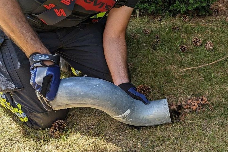 Die Freiwillige Feuerwehr Grömitz rettet zwei Entenküken.