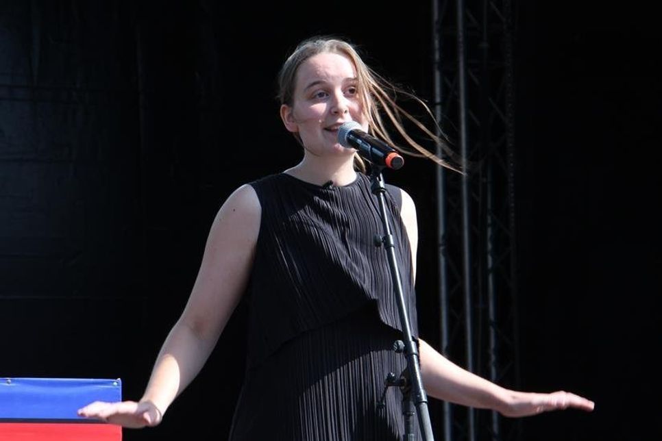 Wurde durch Poetry-Slam  bekannt: Mona Harry.