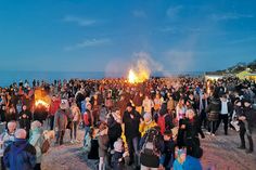 Am Ostersamstag sorgten auf dem Niendorfer Freistrand drei Pagodenfeuer, die nacheinander angezündet wurden, für gute Laune direkt an der Wasserkante.