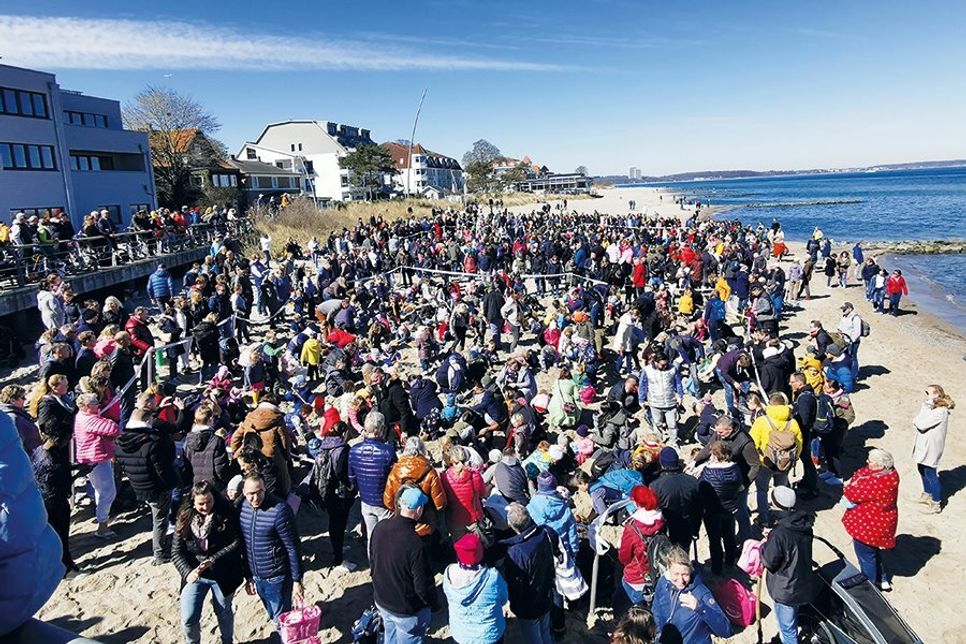 Bei bestem Wetter stürmten Jung und Alt am Ostersonntag die drei abgesteckten Felder beim „Ostereierbuddeln“ im Strandsand an der Niendorfer Seebrücke.