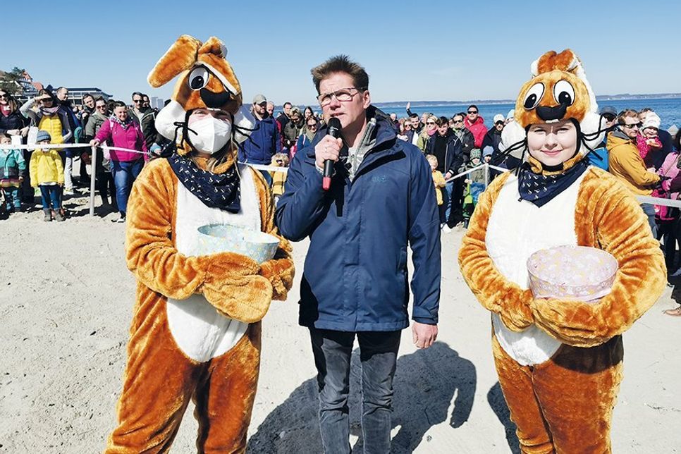 Tourismuschef Joachim Nitz begrüßte in Begleitung von zwei Osterhasen die zahlreichen Besucher und Gäste bei der „Osterbuddelei“ in Niendorf/Ostsee.
