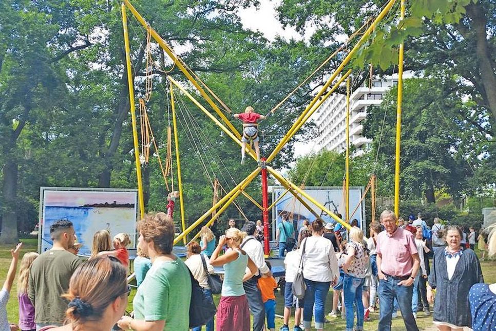 Der vom Gemeinde-Jugendring Timmendorfer Strand ausgerichtete Kindertag am kommenden Sonntag bietet wieder viel Kurzweil für alle Kinder und Jugendlichen, unter anderem beim beliebten Bungee-Jumping. (Foto: René Kleinschmidt)