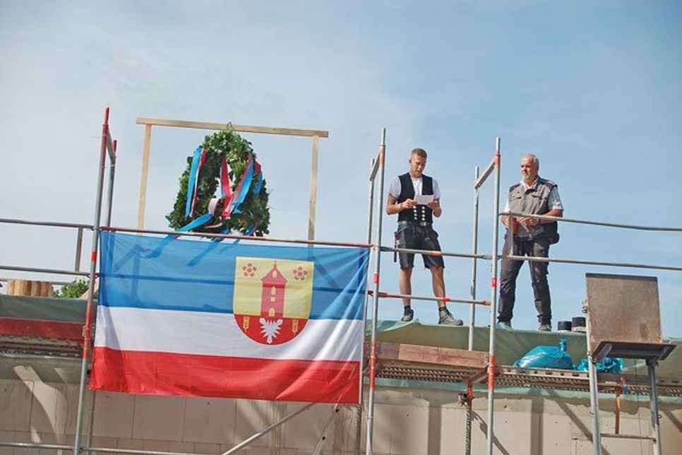 Die Handwerksbetriebe haben dafür gesorgt, dass die Richtkrone pünktlich auf dem Neubau gehisst werden konnte.