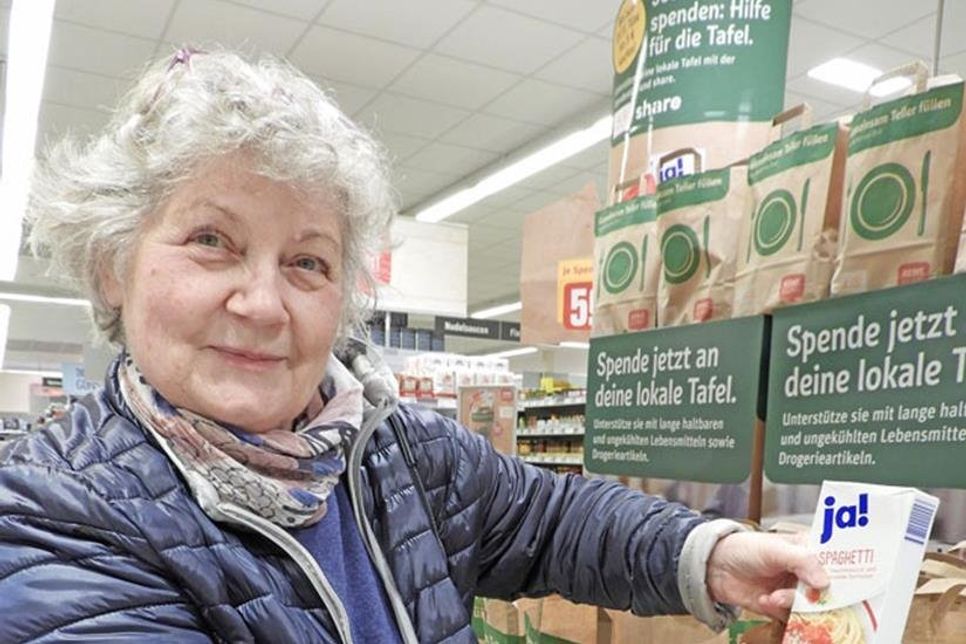 In den Tüten stecken Nudeln, Reis und Doppelkekse.