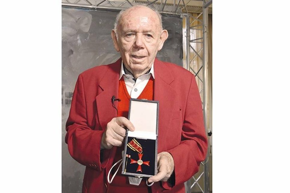 Zeitzeuge Jurek Szarf mit dem Bundesverdienstkreuz am Bande, das er am 1. September 2020 für seinen „Kampf gegen das Vergessen“ aus den Händen von Ministerpräsident Daniel Günther als Auszeichnung erhalten hat.