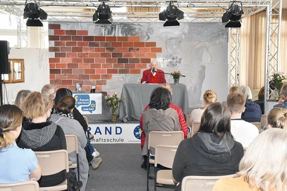 Die Zehntklässler und geladene Gäste lauschten gespannt den Erzählungen von Jurek Szarf, einer der letzten Holocaust-Überlebenden.