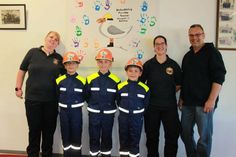 Die Leiterinnen der Kinderfeuerwehr Stefanie Rether (2. v. re.) und Nadine Herrmann (lks.) mit Betreuer Matthias Gregor (re.) und Ben Gerrit Fund, Luna Malou Bosch und Louis-Milan Scholz (v. lks.).