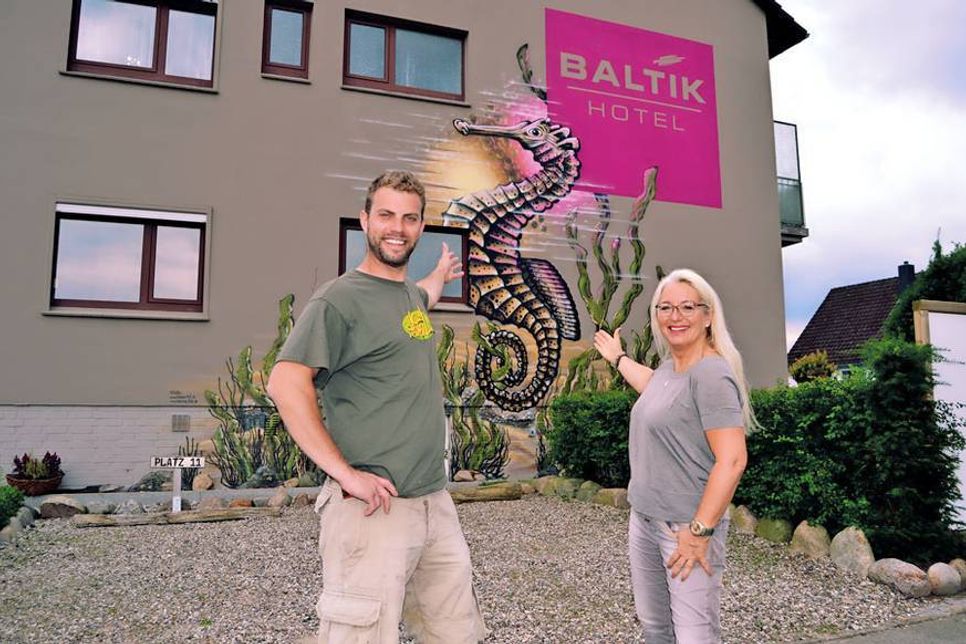 Es ist vollbracht: Urban- und Street Art-Künstler Henning Marten Feil und Hotelier und Künstlerin Regine Kasper vor dem XXL-Seepferdchen. (Foto: René Kleinschmidt)