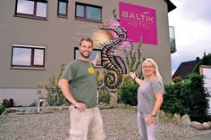Es ist vollbracht: Urban- und Street Art-Künstler Henning Marten Feil und Hotelier und Künstlerin Regine Kasper vor dem XXL-Seepferdchen. (Foto: René Kleinschmidt)