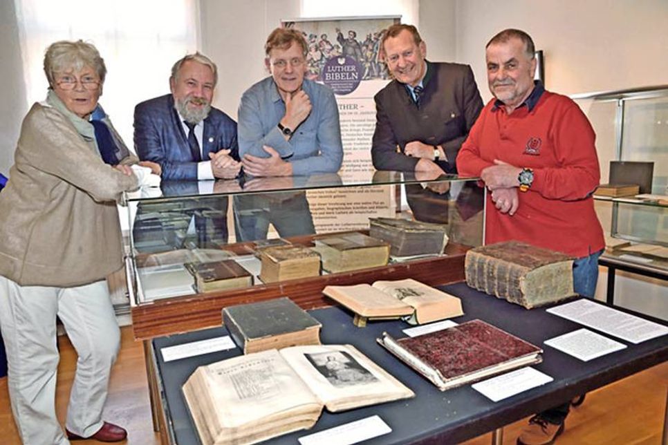 Das Preetzer Organisatorenteam der Bibel-Ausstellung (v.l.):  Die Mitglieder des Heimatvereins Heinke Heintzen, 1. Vorsitzende, Volker Liebich, Axel Langfeldt, Präses Peter Wiegner und Klaus Schöllhorn, Heimatverein.