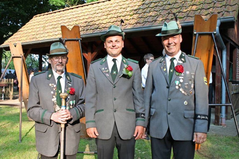 1. Ältermann Georg Schmidt, der stolze König Jannik Thies und Prinz Bodo Brieger (v. lks.).