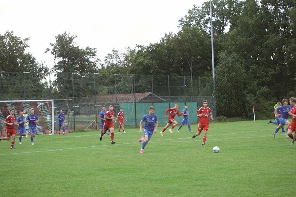 Jakob Tetzlaff auf dem Weg zum gegnerischen Tor, Torschütze zum Lütjenburger 1:0.