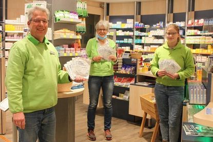 Inhaber Dr. Ralf Ingmar Stolley, PTA Inga Pape und Auszubildende Mira Soppa (v. lks.).