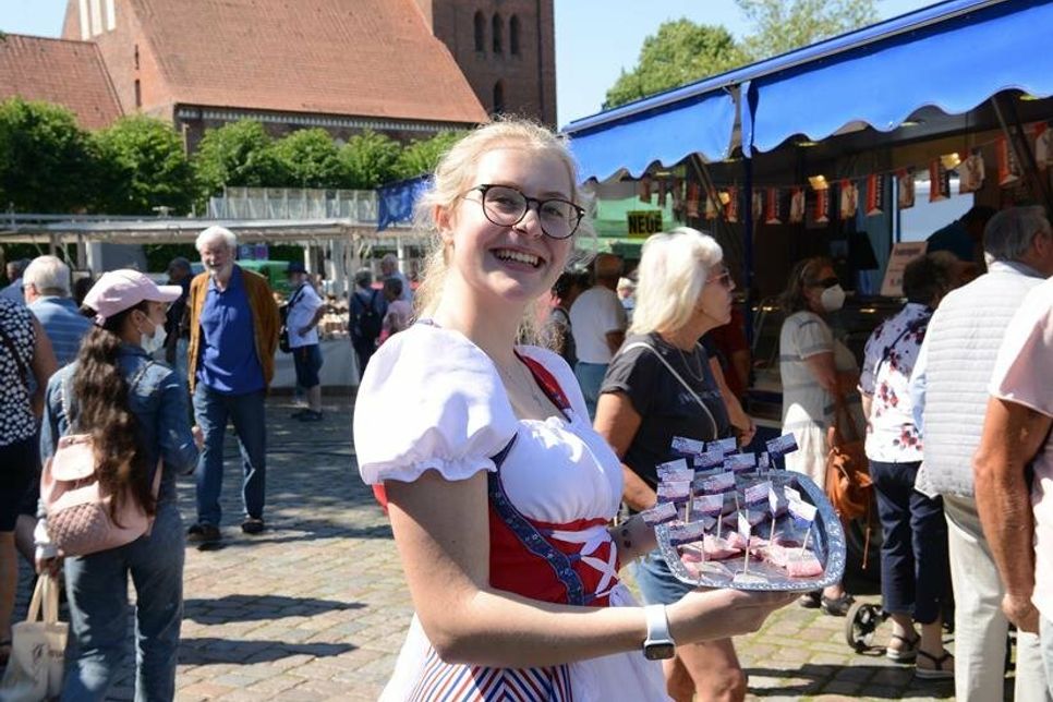 Bei den Matjeshäppchen zum Probieren wurde reichlich zugegriffen.