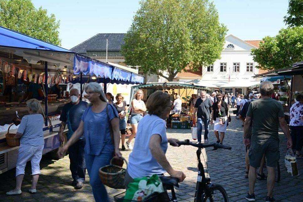 Viele nutzten das schöne Wetter, um ihre Einkäufe unter freiem Himmel zu erledigen.