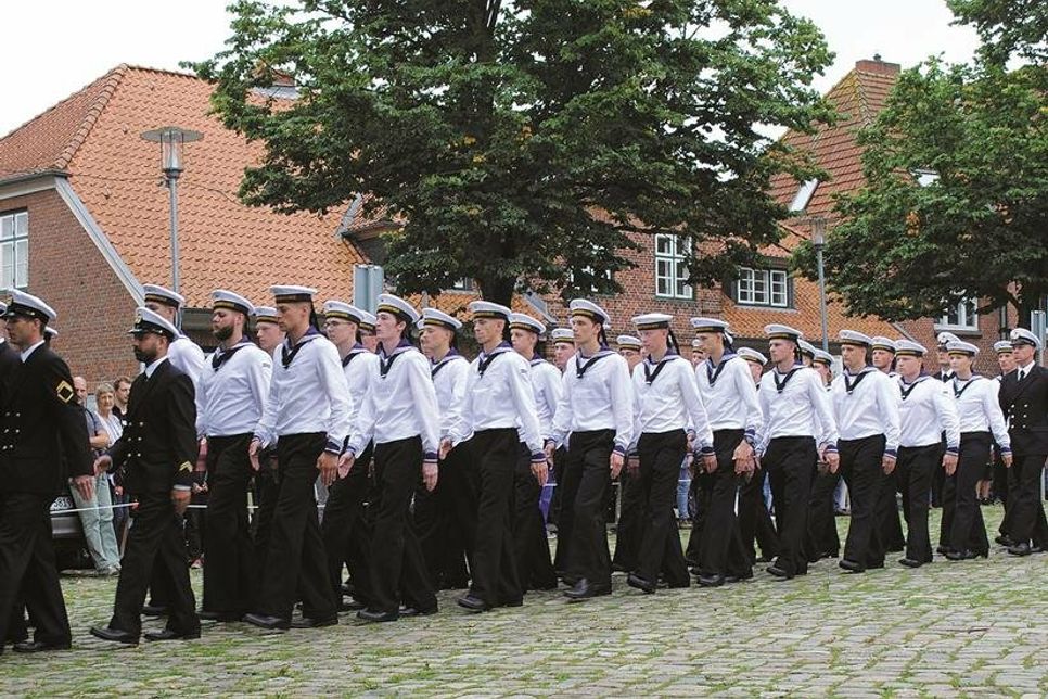 In Reih und Glied marschieren Rekruten der Marineunteroffiziersschule Plön zum Marktplatz.